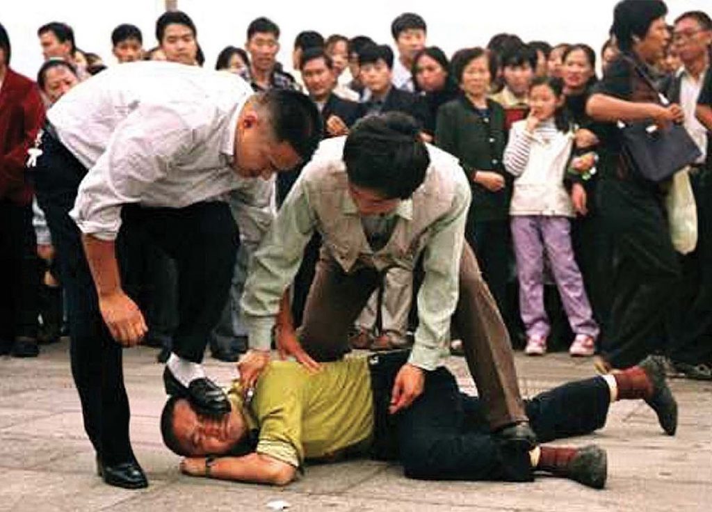 Falun Gong practitioner arrested by police in Tiananmen Square